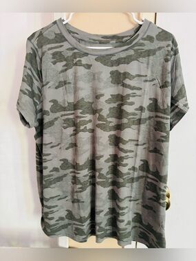 New!  UNIVERSAL THREAD ladies cammo tee size 1x